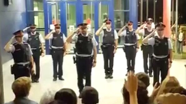 Katalońscy policjanci odbierają hołd mieszkańców