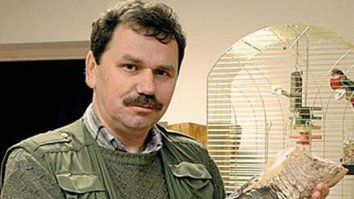 Dyrektor łódzkiego zoo z fragmentem zęba słonicy