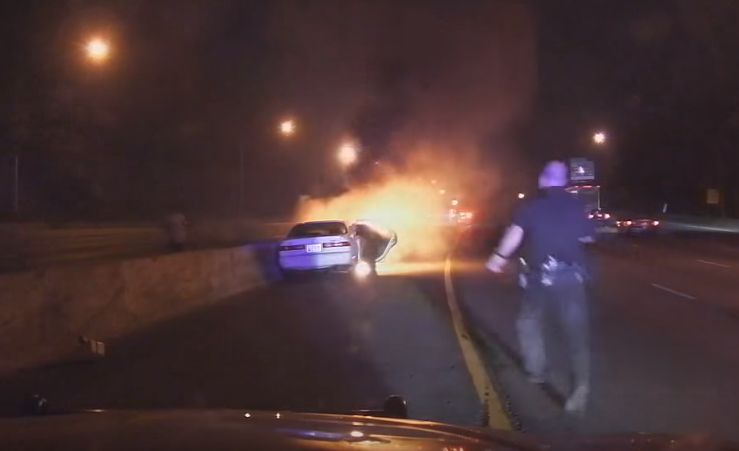Policjanci wyciągnęli mężczyznę z płonącego samochodu. Jest nagranie