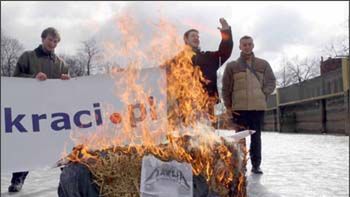 Radioodbiornik z napisem "Radio Maryja"