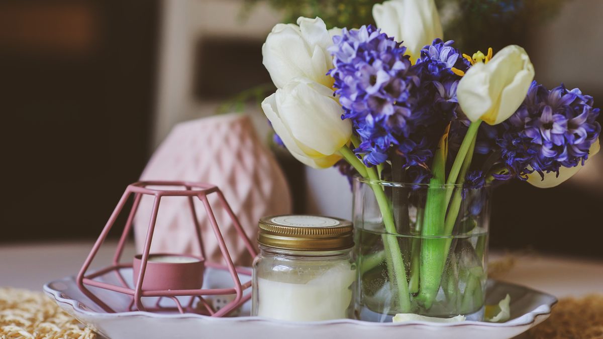 Dekoracje do salonu są w stanie nie tylko ożywić aranżację, ale również zmienić styl wnętrza