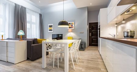 Najpiękniejsze krzesła z wyprzedaży. Odświeżona klasyka, słodkie glamour i trendy