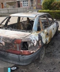 Spalony samochód pod dworcem. Sprawcą były chłopak właścicielki