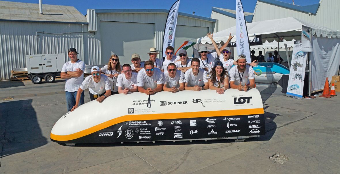 Ekipa konkursowa z prototypem pojazdu hyperloop 