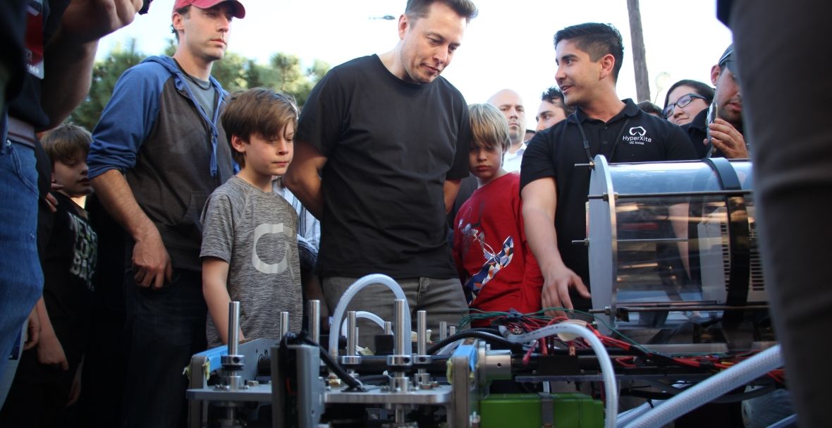 Elon Musk, szef SpaceX, ogląda studenckie prototypy pociągów hyperloop 
