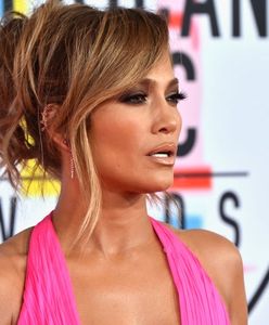 Zachwycająca Jennifer Lopez na czerwonym dywanie. Sukienka robi piorunujące wrażenie