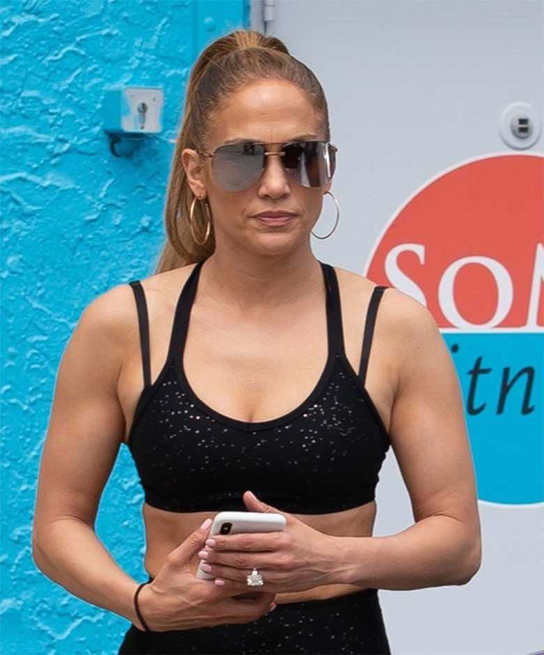 Jennifer Lopez w sportowym staniku wychodzi z siłowni z A. Rodem