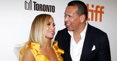 Olśniewająca narzeczona. Jennifer Lopez pokazała zdjęcia z przyjęcia zaręczynowego
