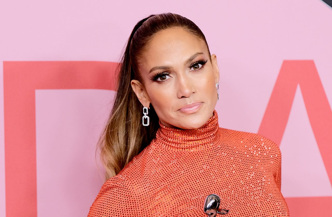 Jennifer Lopez w zjawiskowej kreacji. Pokazała umięśniony brzuch