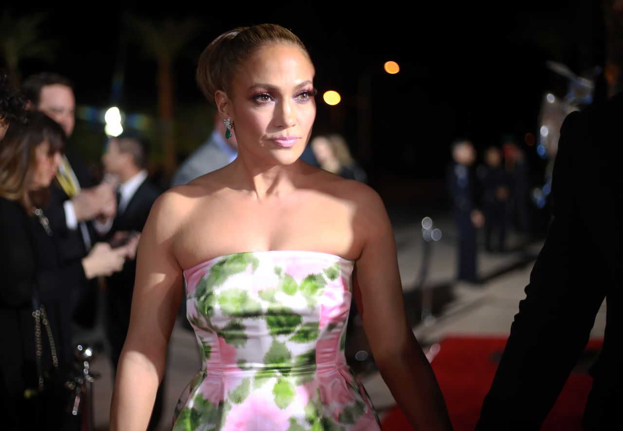 Jennifer Lopez składa dzieciom życzenia. Pokazuje zdjęcie sprzed lat