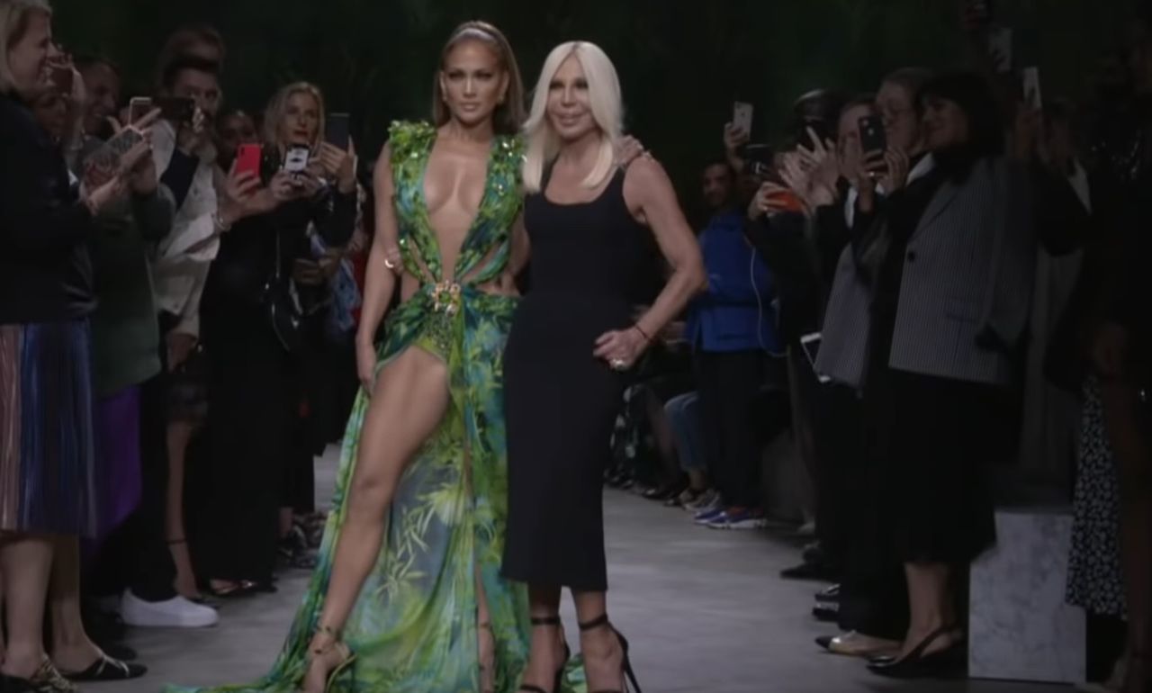 Google i Jennifer Lopez odtwarzają sukienkę Versace, dzięki której mamy Google Images