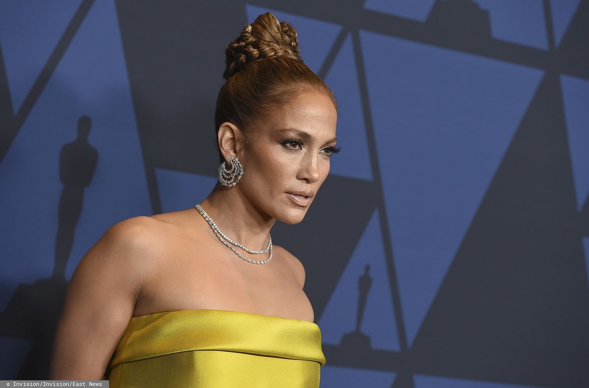 Wpadka modowa Jennifer Lopez. Suknia wyglądająca jak za długa peleryna