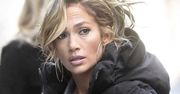 Jennifer Lopez w szerokich spodniach, białych adidasach i czapą z pompnikiem. Ubrała się jak nie ona