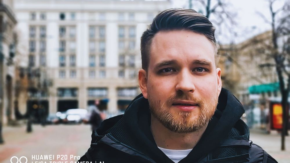 - Pracuję od rana do wieczora, w zasadzie bez przerwy. Połowę dnia dzwonią do mnie ludzie i współpracownicy, druga połowę to ja dzwonię. - mówi Rafał Orłoś