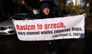Wyprowadzili ją w trakcie mszy z kościoła. Wszystko przez transparent z cytatem słów papieża