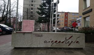 Te ławki powstały, by uczcić niepodległości. Mają WiFi i kody QR