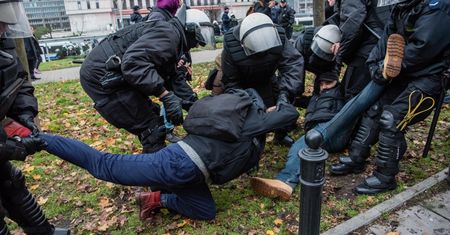 Policja użyła siły. Uczestnicy manifestacji przy trasie Marszu Niepodległości na komisariacie