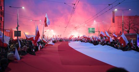 Martwy zakaz używania rac na zgromadzeniach. Nie są niebezpieczne