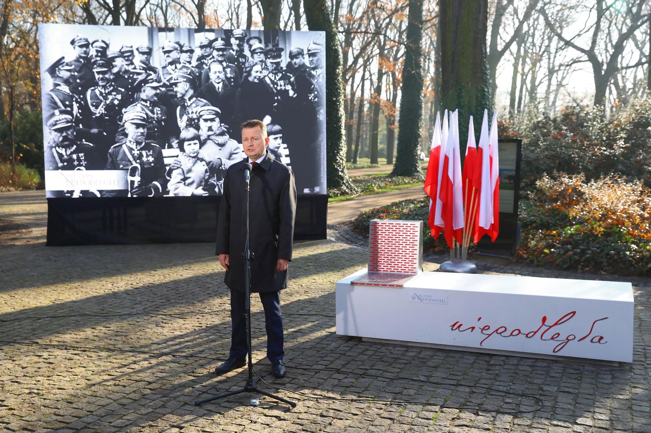 Ławki Niepodległości już się sypią. "Farba obłazi"