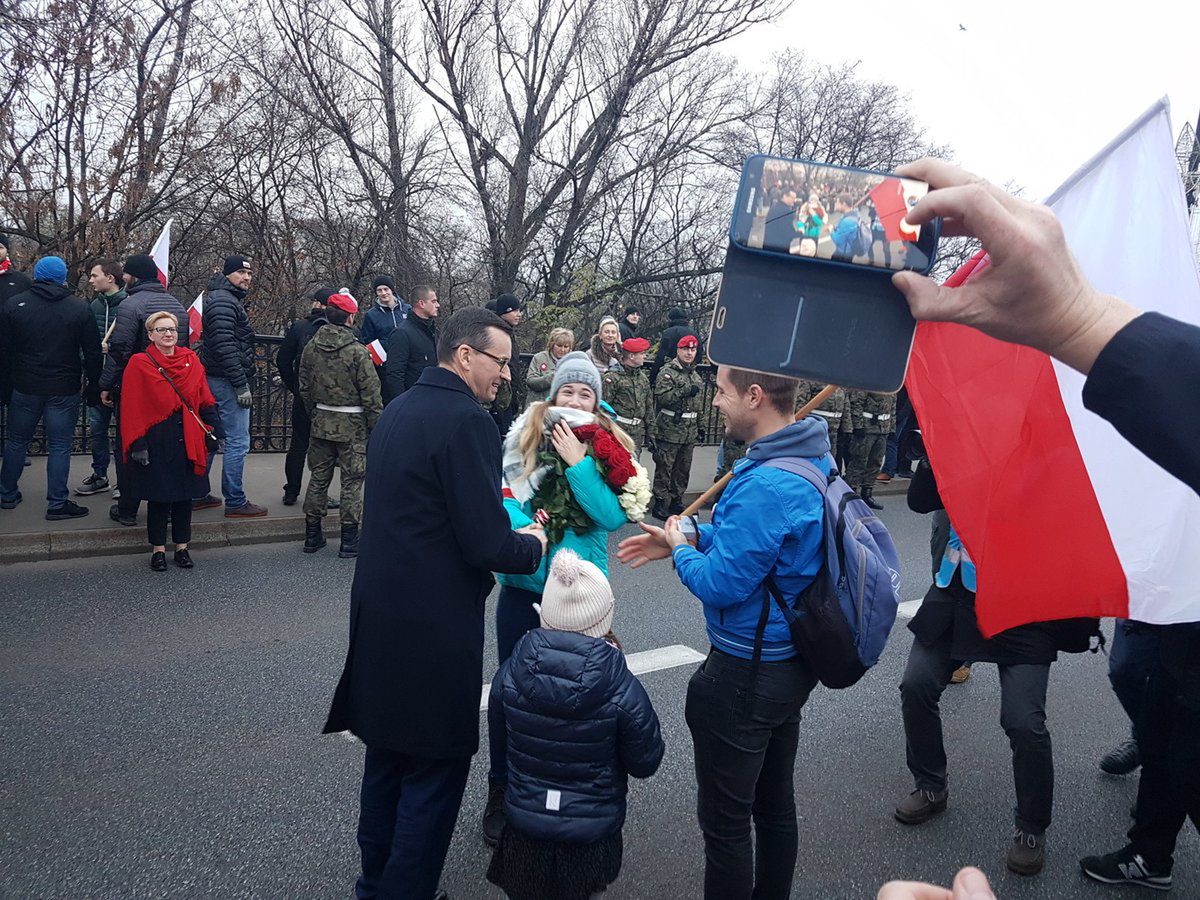 Zatrzymał Marsz Niepodległości. Po chwili wyjął kwiaty i się oświadczył