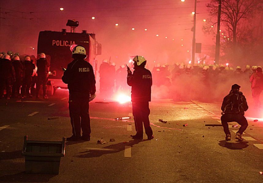 Wchodził z dzieckiem w kordon policji. Uczestnik marszu usłyszał zarzuty