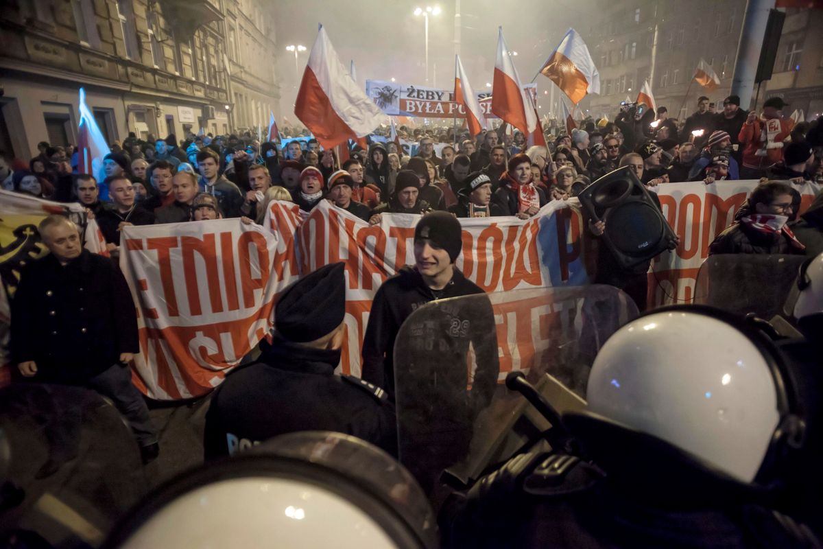 Policja prosi o pomoc. Szuka uczestników marszu narodowców