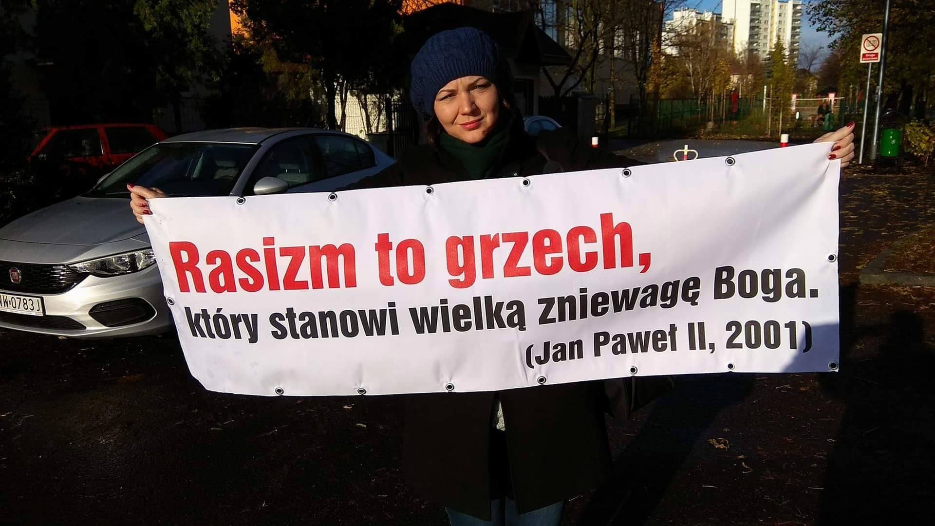 Kobieta rozłożyła transparent z cytatem papież podczas mszy i została wyprowadzona z Kościoła