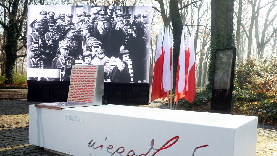 To nowa ławka niepodległości w Łazienkach Królewskich. Ale ich wygląda szybko się zmienia