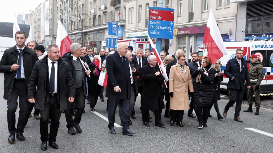 Jarosław Kaczyński i politycy PiS na Marszu Biało-Czerwonym. Narracja historyczna zdominowała polską debatę publiczną. A problemy mamy zupełnie inne