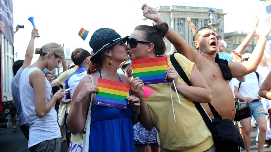 "Na wszelkiego rodzaju paradach, środowiska homoseksualne swoją seksualnością epatują. Szkoła nie jest odpowiednim do tego miejscem".