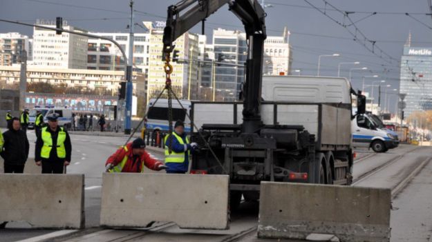 Betonowe zapory na trasie Marszu Niepodległości