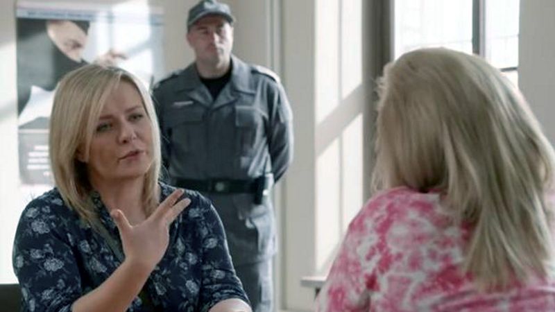 Aneta Zając i plecy Joanny Łużny jako bliźniaczki w "Pierwszej miłości"