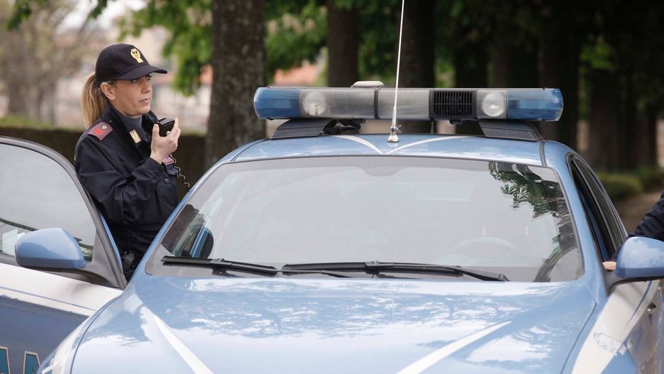 Sprawna akcja włoskiej policjantki pozwoliła schwytać nożownika
