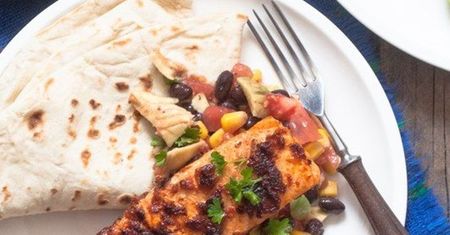 Grillowany łosoś w stylu tex-mex z salsą