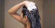 Uderz w zniszczone włosy ze zdwojoną siłą. Proponujemy zestawy odżywczych kosmetyków