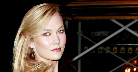 LOOK OF THE DAY: Karlie Kloss w złocie Michaela Korsa