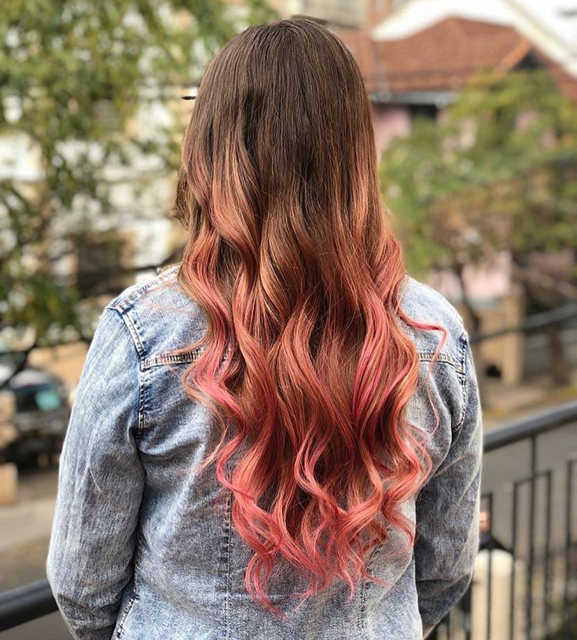 Dip dye hair na brązowych włosach najczęściej bazuje na odcieniach czerwieni 