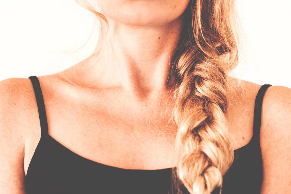 Warkocz na blond włosach na lato 