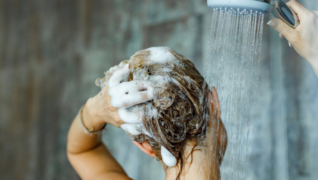 A ty kiedy myjesz włosy? Pora dnia ma fundamentalny wpływ na ich kondycję!