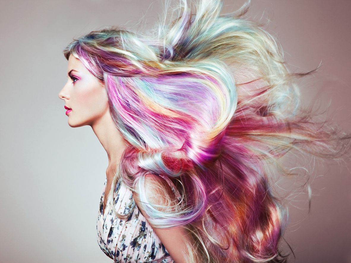 Jak wyglądają holograficzne włosy? Tęczowe fryzury inspirują!
