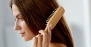 Każdego dnia niszczysz sobie włosy. Wszystko przez ten drobny zwyczaj