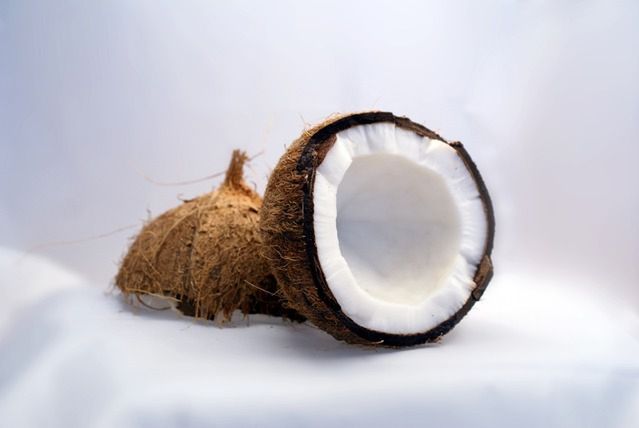 Kokos i sok z cytryny – zabieg na włosy