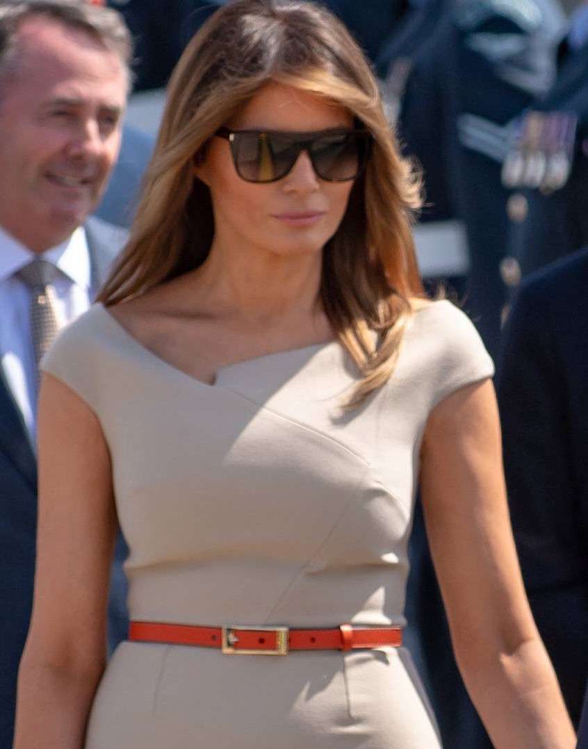 Melania Trump w cielistej sukience Rolanda Moureta w Londynie