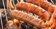Z ukosa czy na krzyż? Nacięcie kiełbasy na grilla decyduje o jednej rzeczy