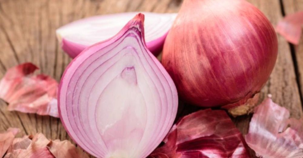 18 zaskakujących zastosowań cebuli, które warto znać. Doskonale sprawdza się nie tylko w kuchni