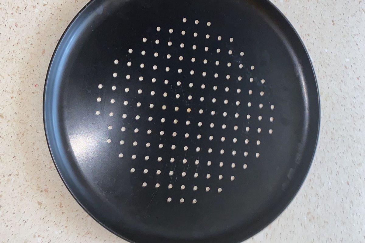 Tacki aluminiowe na grilla można zastąpić stalowymi naczyniami z kuchni. Fot. Genialne.pl
