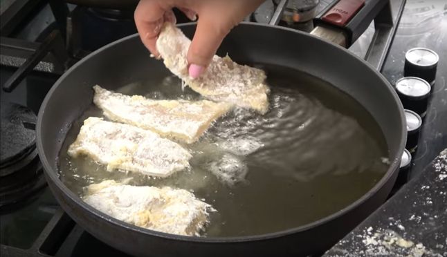 Smażenie ryby - Pyszności; Foto kadr z materiału na kanale YouTube Kuchnia Marioli