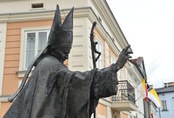 Wadowice. Woda wypływa z pomnika Jana Pawła II. Ludzie mówią o cudzie. Za wszystkim stoją urzędnicy