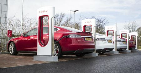 Właściciele Tesli Model 3 nie naładują akumulatorów za darmo
