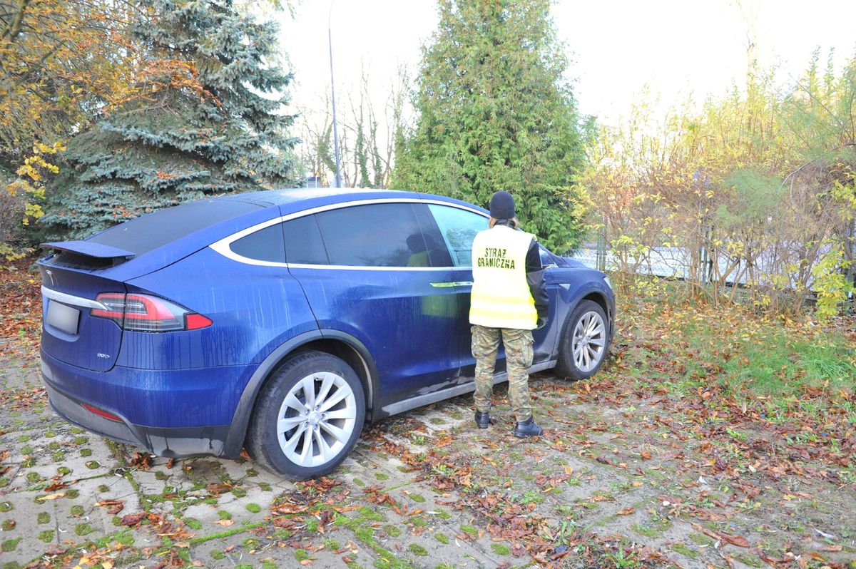 Świnoujście: złodzieje ukradli Teslę z parkingu straży granicznej